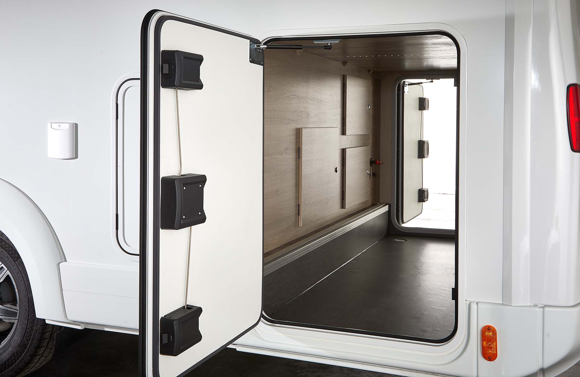 2022 Travelmaster 565 Garage